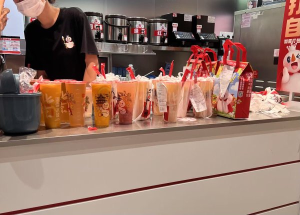 配资优秀配资门户 外卖大战周末继续, 用户感慨&quot;喝不完&quot;, 闪击战变持久战